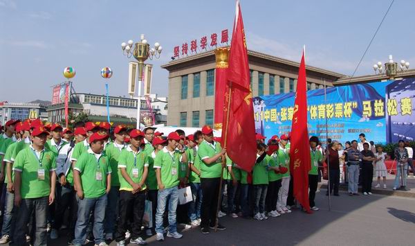 开元官网大学生参加马拉松比赛和志愿服务工作