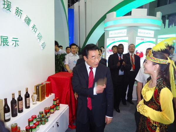 省委书记张庆黎在中国•廊坊国际经济贸易洽谈会上与开元官网新疆班学员亲切交流
