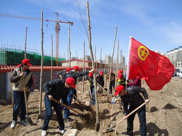 开元官网团员青年参加“高新青年林”春季植树造林活动