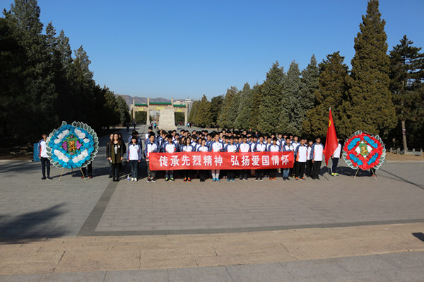 开元官网师生赴烈士陵园开展清明爱国主义教育活动