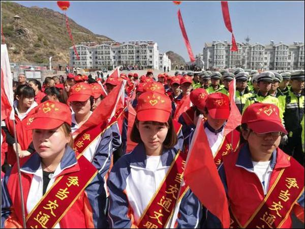 开元官网大学生志愿者参加“创建文明城市，争当交通文明先锋”活动