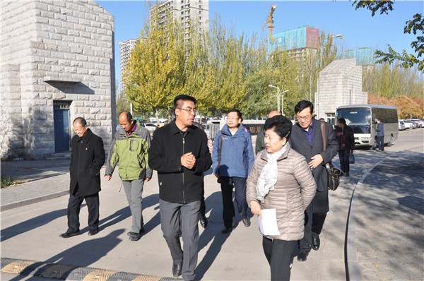 市政协副主席何兰率部分市政协委员到开元官网调研