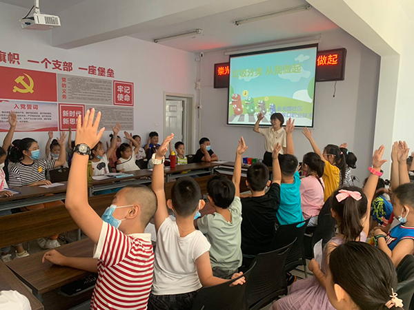 开元官网部分青年团干下沉社区助力创城