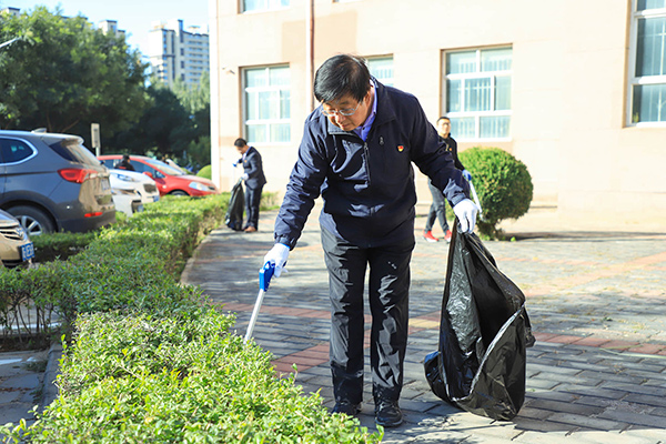 开元官网师生共同进行校园环境卫生清理