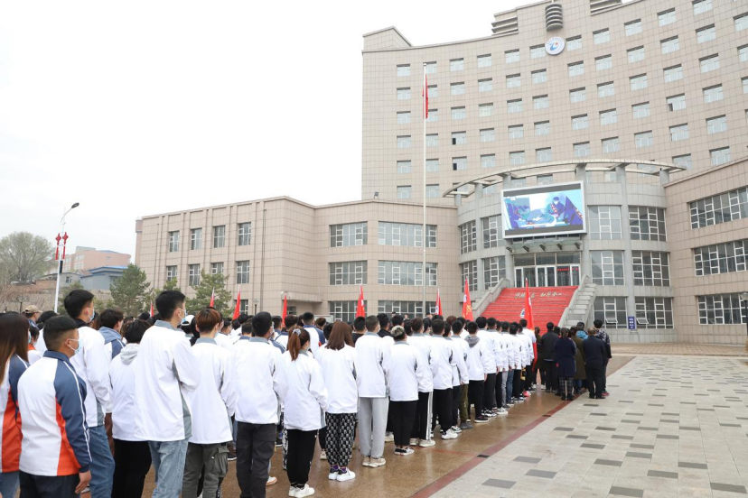 学院举行“学习百年党史，汲取奋进力量”主题升国旗仪式