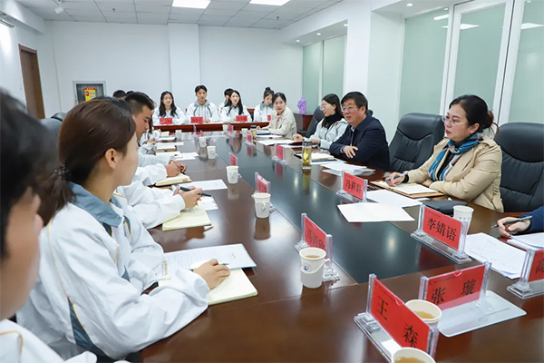 党委书记冯印涛与开元官网学生代表进行座谈