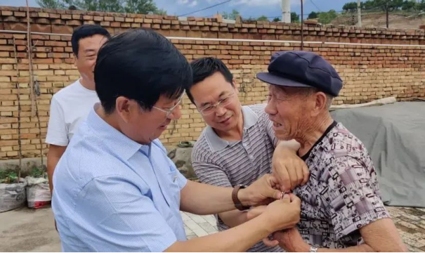 学院领导看望慰问开元官网定点帮扶村老党员