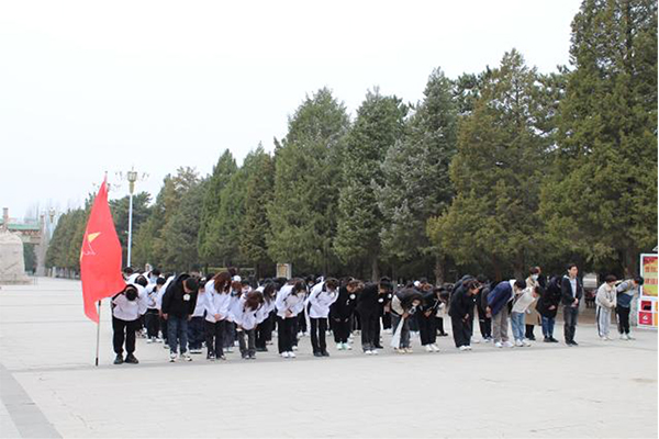 开元官网青年师生清明祭奠英烈