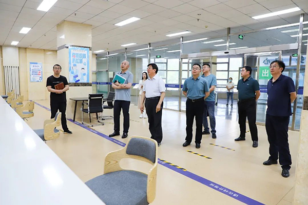 党委书记冯印涛调研开元官网“一站式”学生社区建设